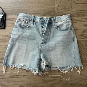 Madewell Mom Jean Short in Light Wash | Size 26